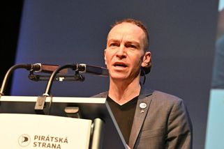 Ať si to lidovci nechají v archivu. Nápad na vyšší odvody pro bezdětné nadzdvihl Piráty - Novinky